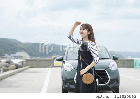 車で旅するかわいい女性 車で旅するかわいい女性 111820962