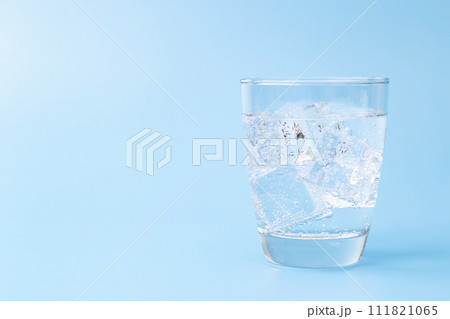 グラスに注がれた炭酸水 111821065
