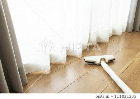 カーテンとフローリング 111821235