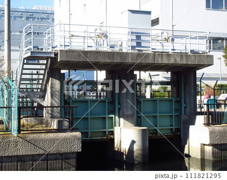 東京都江東区にある「中の堀川樋門」 111821295