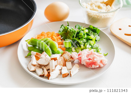 とうふ粉で作る炒め豆腐の材料 111821343