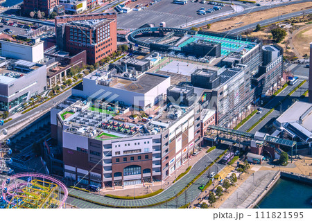 日本の横浜都市景観 横浜ワールドポーターズなどを望む 111821595