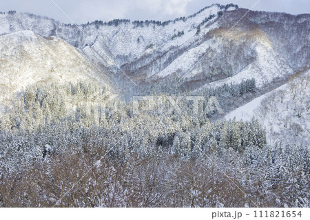 雪化粧した山に陽が差す美しい景色 雪化粧した山に陽が差す美しい景色 111821654