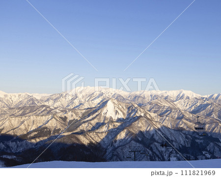 美しい雪山に陽が沈む 美しい雪山に陽が沈む 111821969
