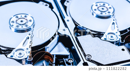 殻割したハードディスクの接写写真 111822282