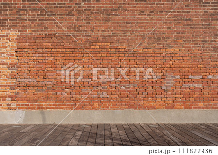 神戸煉瓦倉庫の赤煉瓦の外壁　背景素材 111822936