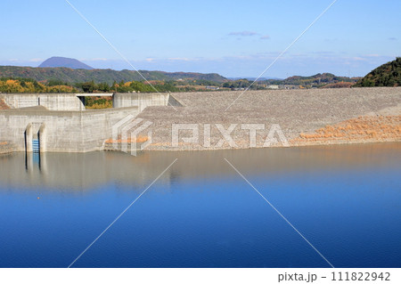 秋のダム 111822942