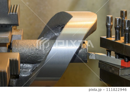 The lathe machine finish cutting the cast iron parts. 111822946