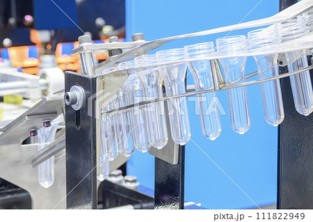 Conveyor belt deliver the preform shape to the blow mold machine. Conveyor belt deliver the preform shape to the blow mold machine. 111822949