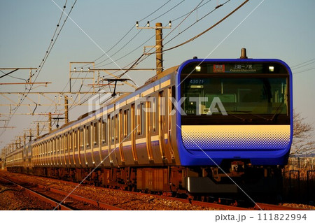 夕日を浴び上総一ノ宮へ向かうE235系1000番台 111822994