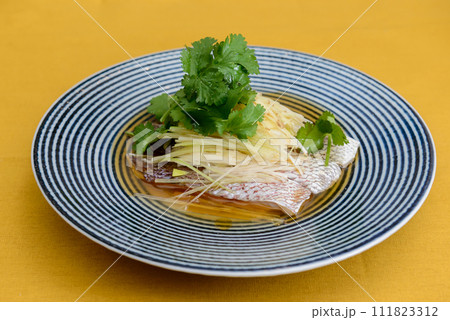 魚料理、創作料理、黄色背景 魚料理、創作料理、黄色背景 111823312