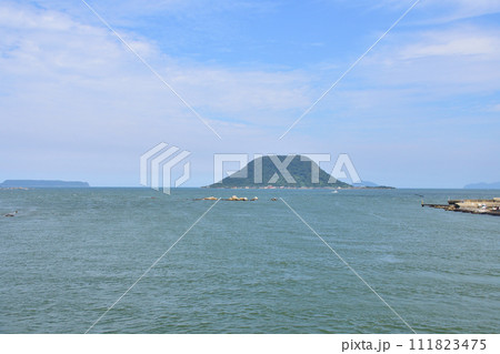 佐賀県唐津市唐津城とその周辺風景 111823475