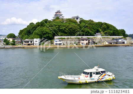 佐賀県唐津市唐津城とその周辺風景 111823481