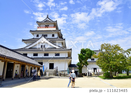 佐賀県唐津市唐津城とその周辺風景 111823485