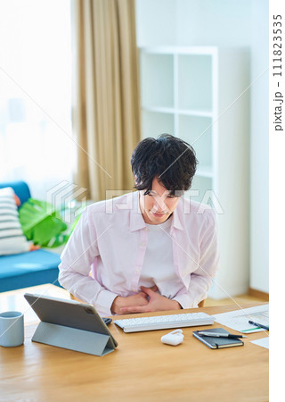 腹痛に苦しむ若い男性 腹痛に苦しむ若い男性 111823535