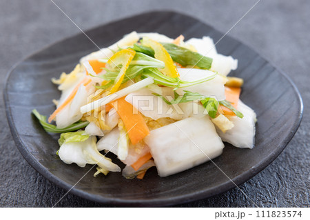 おいしい和風の白菜野菜サラダ 111823574