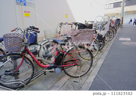駐輪場に置かれた自転車 駐輪場に置かれた自転車 111823582