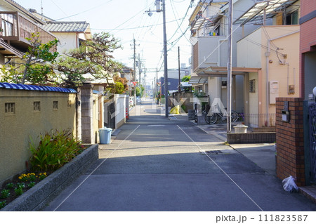 住宅街の路地 住宅街の路地 111823587