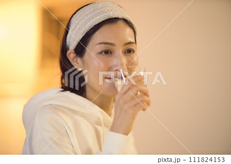 お風呂上がりに水を飲む女性　ナイトルーティーン 111824153