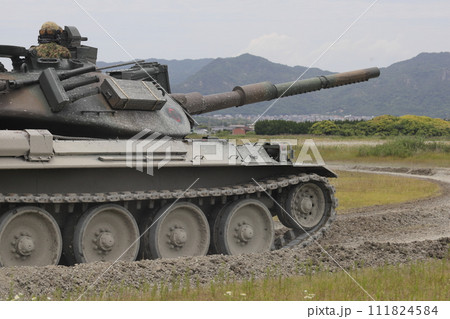 疾走する戦車 111824584