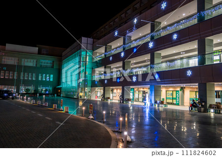 遠州鉄道浜北駅前広場の夜の風景(静岡県) 111824602