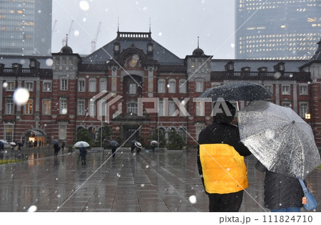雪の降る東京駅 雪の降る東京駅 111824710