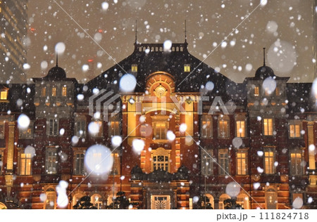 雪の降る東京駅　 111824718