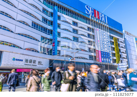 日本の東京都市景観 1月・JN.1増加…池袋駅東口はコロナ禍前と変わらない賑わい…＝15日 111825077