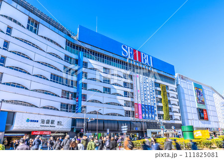 日本の東京都市景観 1月・JN.1増加…池袋駅東口はコロナ禍前と変わらない賑わい…＝15日 111825081