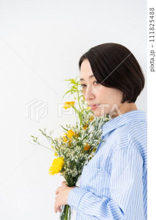 花を持つ女性　横向き 111825488