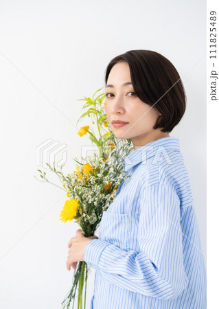 花を持つ女性　横向き 111825489