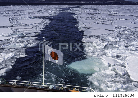 網走の流氷を渡る船	 111826034