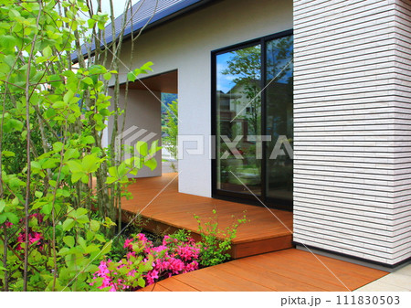 広いウッドデッキのある住宅（新築住宅） 111830503