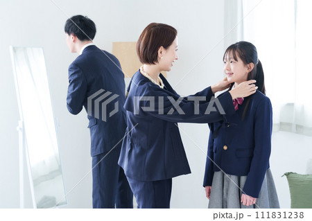身支度をする家族　入学式　卒業式　新生活 111831238