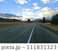 ニュージーランド、マッケンジーの牧草地帯で朝日に向かう一本道 111831323