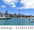 ニュージーランド最大都市オークランドのシンボル、スカイタワーとヨットが浮かぶ港 111831330