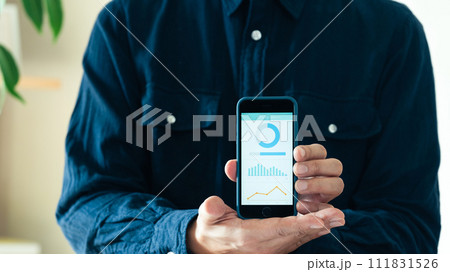 スマホを持つ男性の手 111831526