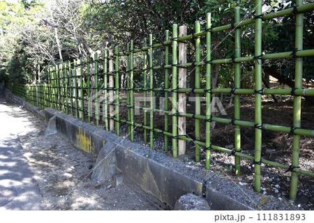 竹の生垣・竹垣・伝統的日本建築の背景素材 111831893