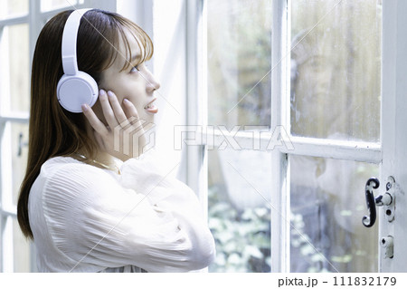 ヘッドホンで音楽を聴く若い女性 ヘッドホンで音楽を聴く若い女性 111832179
