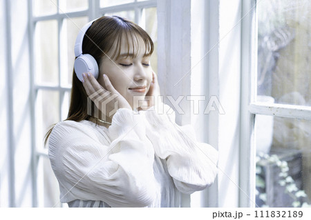ヘッドホンで音楽を聴く若い女性 ヘッドホンで音楽を聴く若い女性 111832189