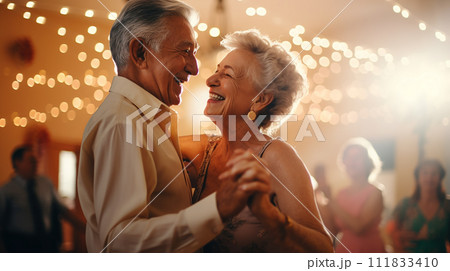 社交場で社交ダンスを踊るシニアカップル・老夫婦 社交場で社交ダンスを踊るシニアカップル・老夫婦 111833410