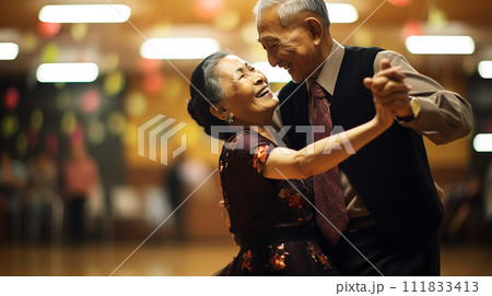 社交場で社交ダンスを踊るシニアカップル・老夫婦 111833413