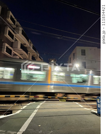 参宮橋近くの踏切での通過電車 111834421