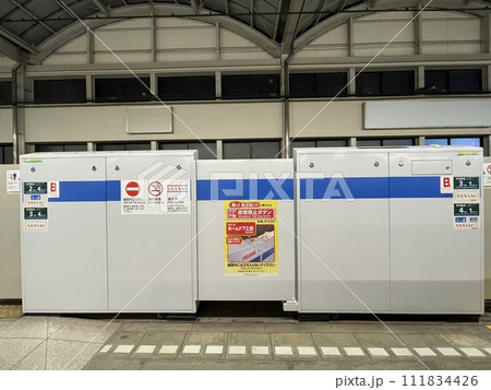都営三田線のホームドア 電車無(列車の境目) 都営三田線のホームドア 電車無(列車の境目) 111834426