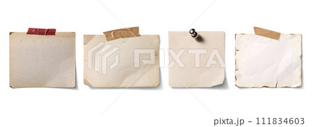 壁に留められた様々な古い紙片のテクスチャー 111834603