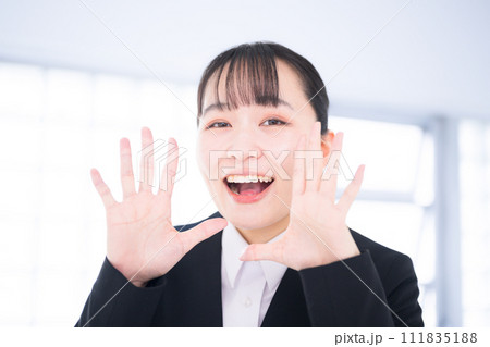 就活する大学生女性のカメラ目線　新卒や転職　応援やお～いと呼ぶイメージ 111835188