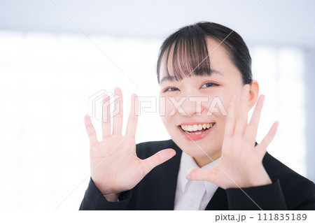 就活する大学生女性のカメラ目線　新卒や転職　応援やお～いと呼ぶイメージ 111835189