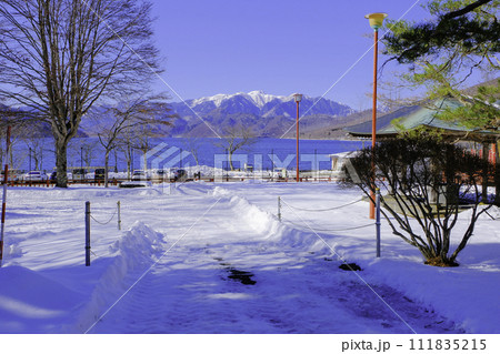 中禅寺湖畔から日光白根山 111835215