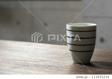 テーブルの上に置いた湯呑み 111835234