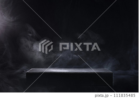 煙の立ち上る黒い空間にある四角いステージ。もしくは、商品台 111835485